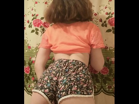 ❤️ Sexet ung babe laver en striptease ved at filme sine shorts på kamera Sex at da.pornado-co.ru